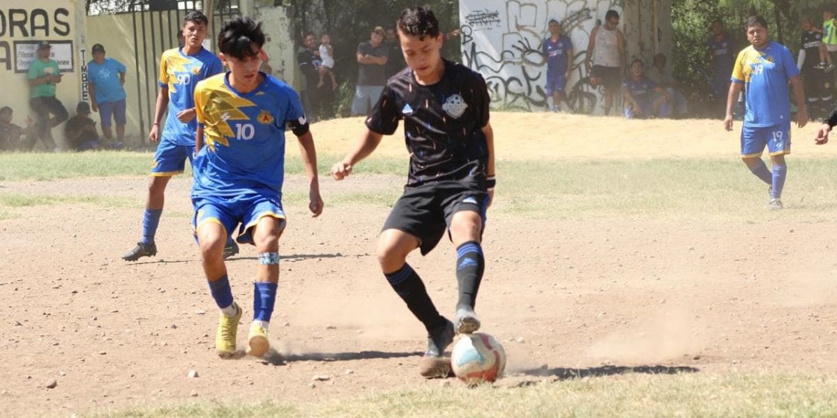 En fútbol campo chico, Adelitas en la cima