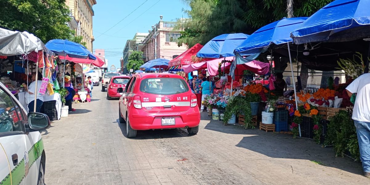 Luce abarrotado el tianguis de artículos para “Día de Muertos”