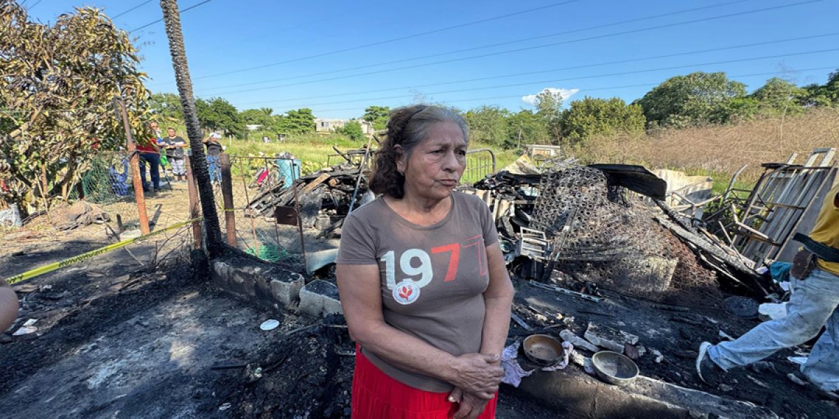 Familia busca ayuda, después que su vivienda se quemara