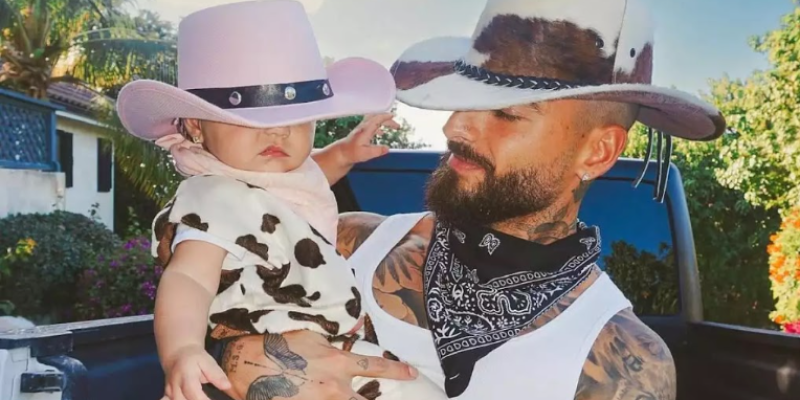 Maluma presenta por primera vez a su hija París