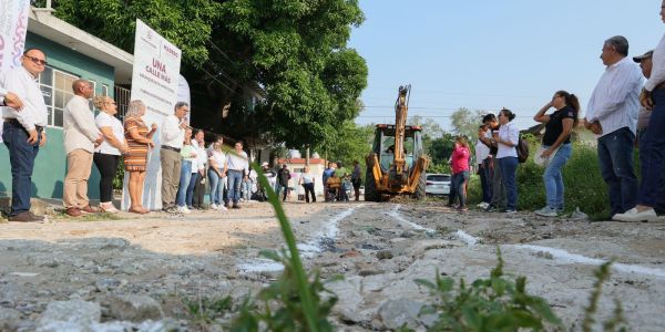 Erasmo arranca 5 obras más de pavimentación