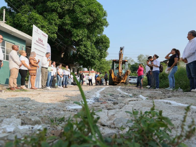 Erasmo arranca 5 obras más de pavimentación