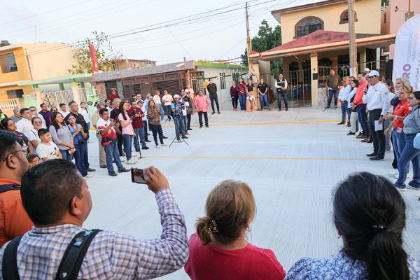 Erasmo González le cumple a familias de la Hidalgo Oriente con obra de pavimentación