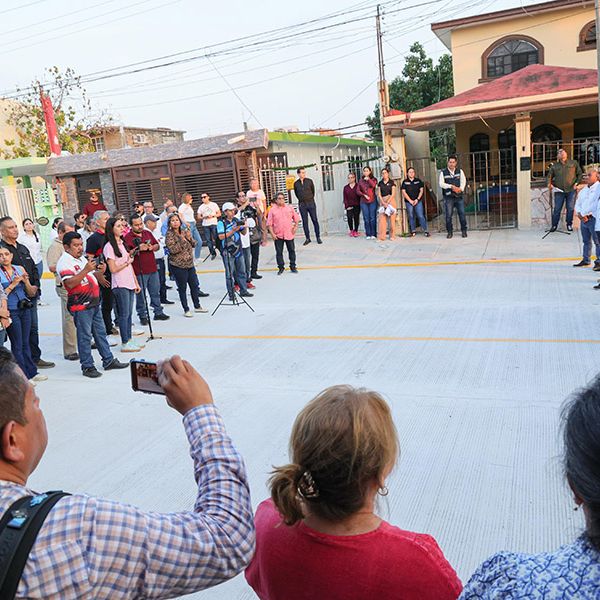 Erasmo González le cumple a familias de la Hidalgo Oriente con obra de pavimentación