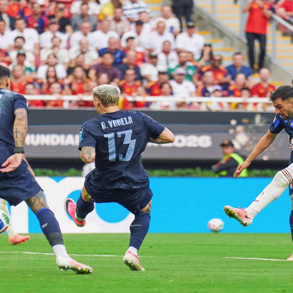 España vence a Uruguay y avanza como líder del Grupo H