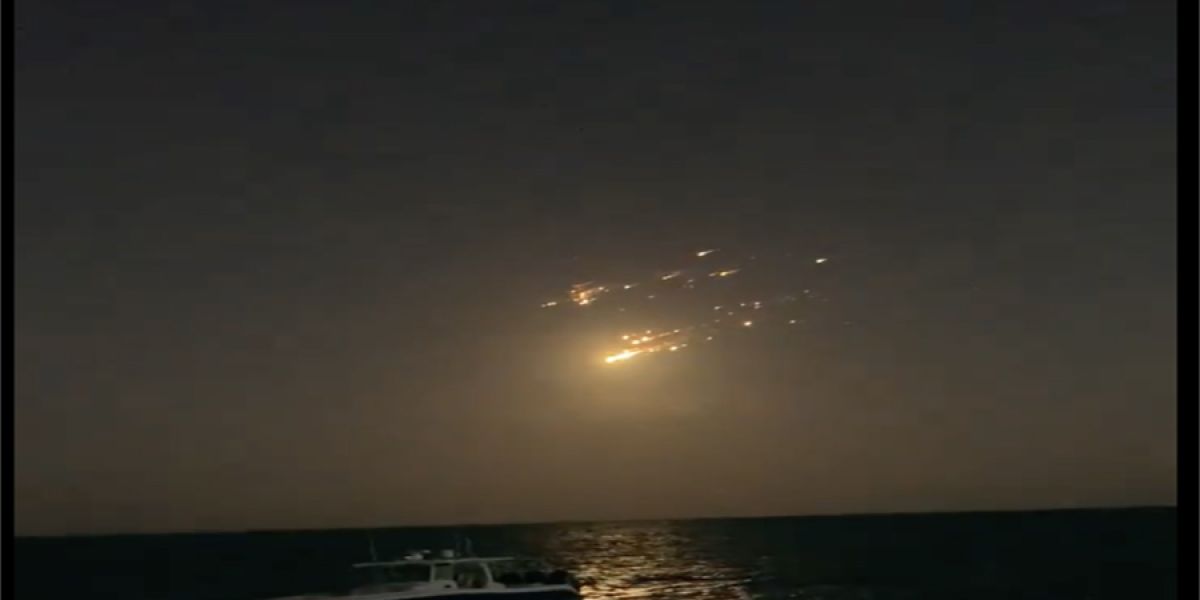 Un cohete de SpaceX explota en el aire y ocasiona suspensión de vuelos a Florida