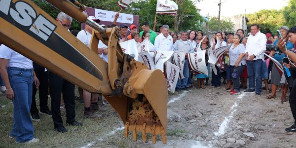 Avanza Armando Martínez en la ampliación de la red de drenaje sanitario