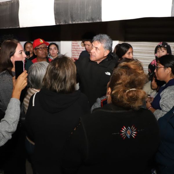 Atiende Armando Martínez a familias afectadas por falta de energía eléctrica