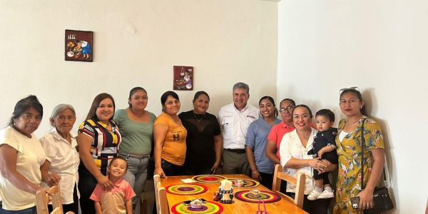 Reconoce Armando Martínez a mamás de alumnos de nivel básico