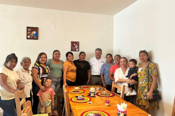 Reconoce Armando Martínez a mamás de alumnos de nivel básico