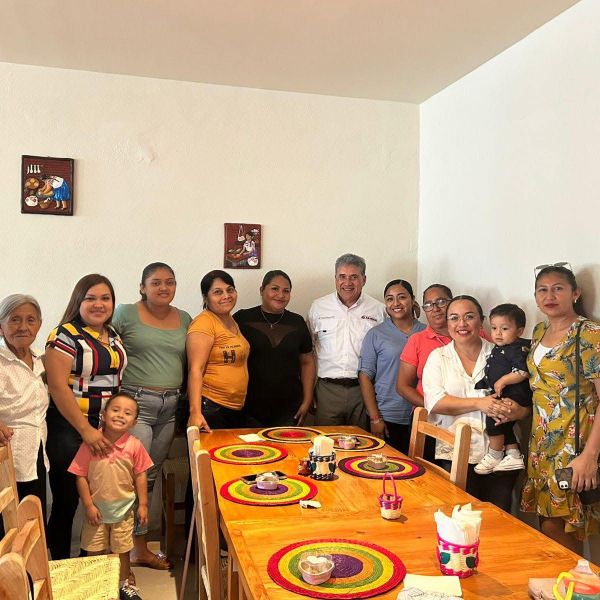 Reconoce Armando Martínez a mamás de alumnos de nivel básico