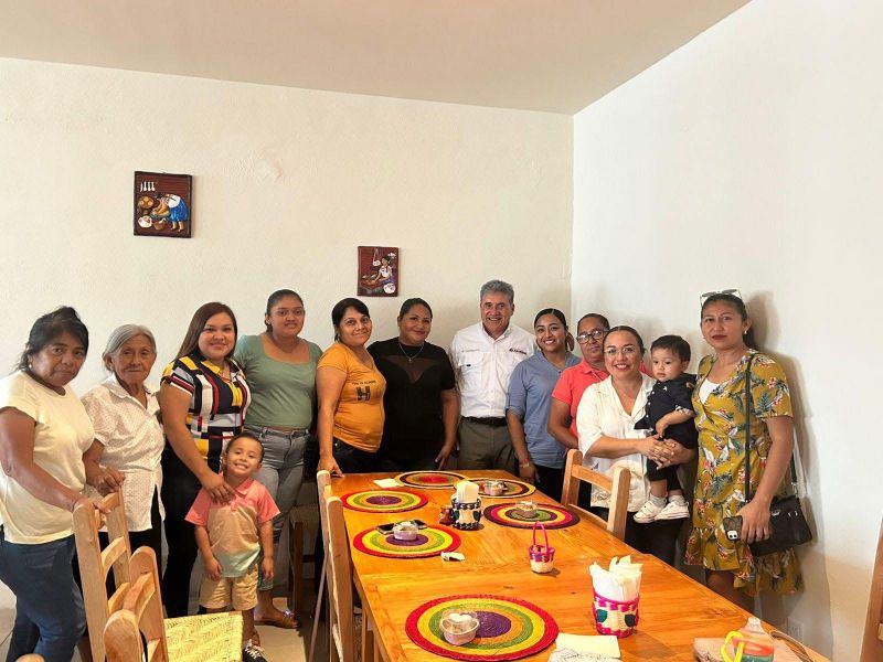 Reconoce Armando Martínez a mamás de alumnos de nivel básico