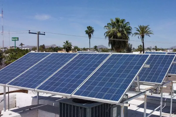 Advierten riesgo de apagones por sobrecarga de paneles solares