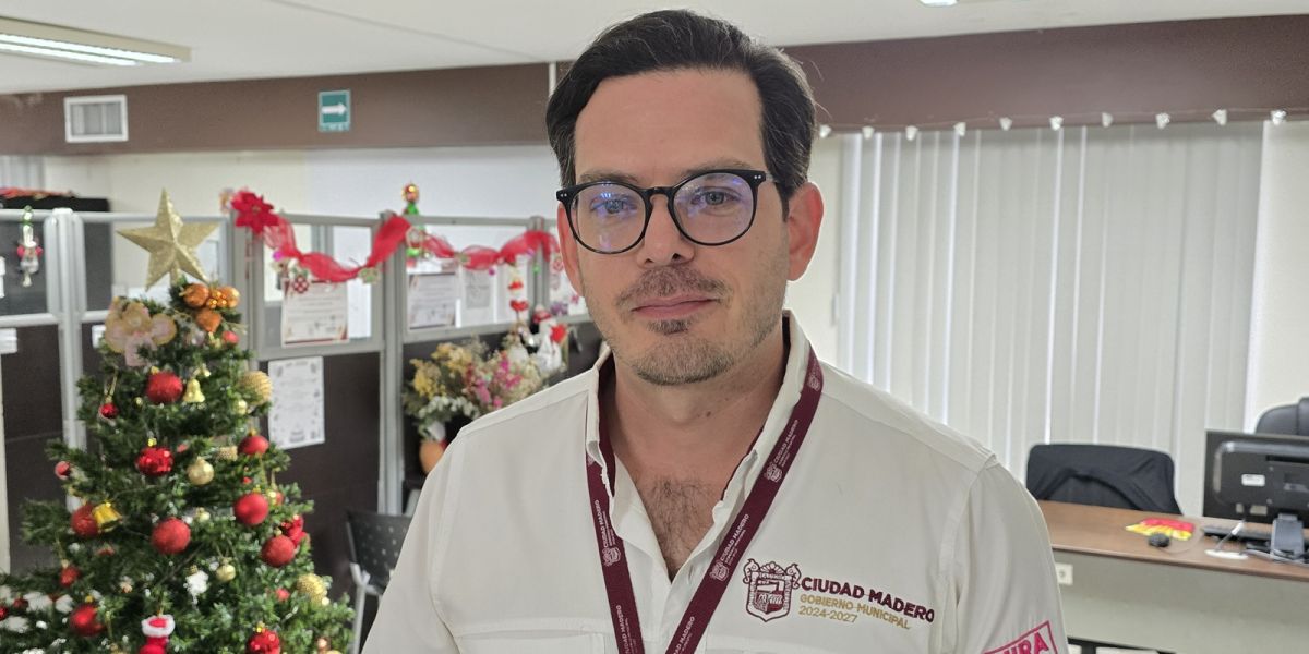 Roban cable y lámparas de plazas públicas