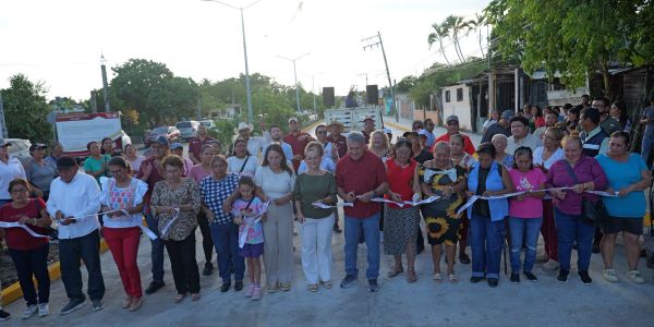 Entrega Armando Martínez obra de pavimentación en “El Chocolate”