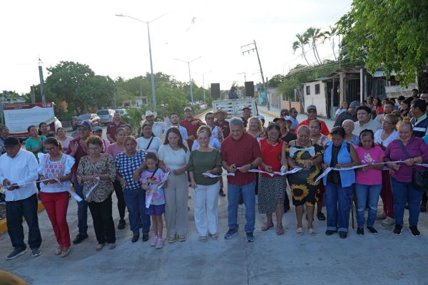 Entrega Armando Martínez obra de pavimentación en “El Chocolate”