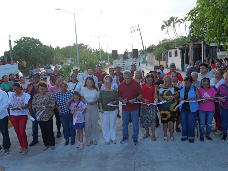 Entrega Armando Martínez obra de pavimentación en “El Chocolate”