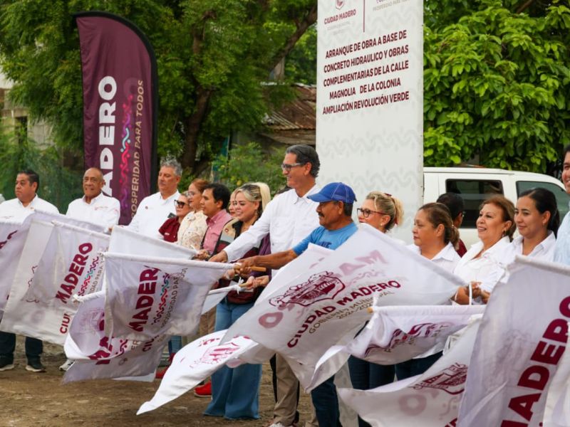 Erasmo González Robledo pone en marcha una obra más de pavimentación en la Ampliación Revolución Verde