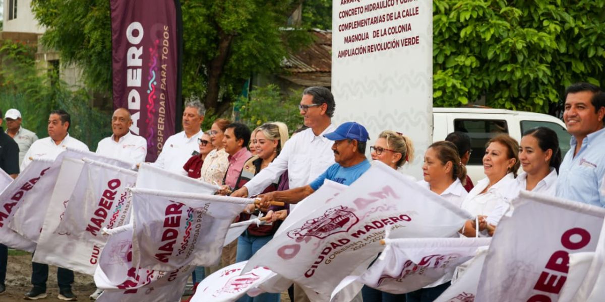 Erasmo González Robledo pone en marcha una obra más de pavimentación en la Ampliación Revolución Verde