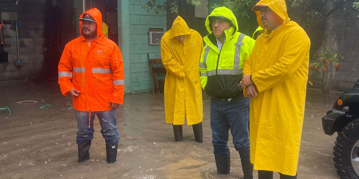 Armando Martínez Manríquez supervisa labores de limpieza en colonias afectadas por las lluvias