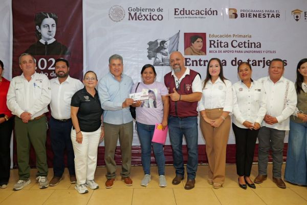 Entrega Armando Martínez tarjetas del programa de becas “Rita Cetina”
