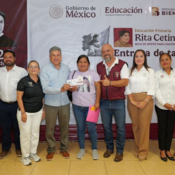 Entrega Armando Martínez tarjetas del programa de becas “Rita Cetina”