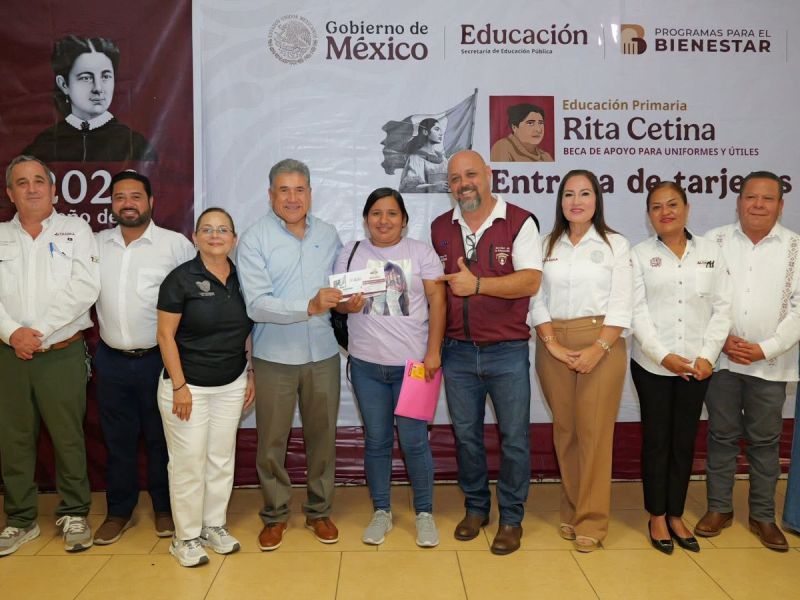 Entrega Armando Martínez tarjetas del programa de becas “Rita Cetina”