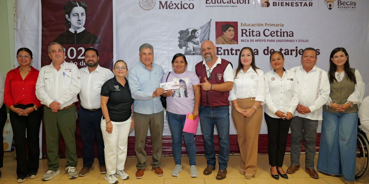 Entrega Armando Martínez tarjetas del programa de becas “Rita Cetina”