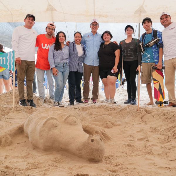 Erasmo y Dunia premian a ganadores de “Arte en Arena 2025” en Miramar