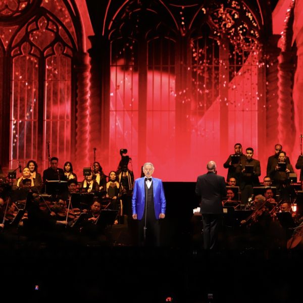 Disfrutan 130 mil asistentes recital de Andrea Bocelli en el Zócalo de la Ciudad de México