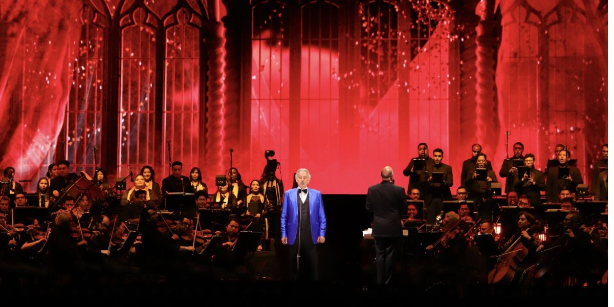 Disfrutan 130 mil asistentes recital de Andrea Bocelli en el Zócalo de la Ciudad de México