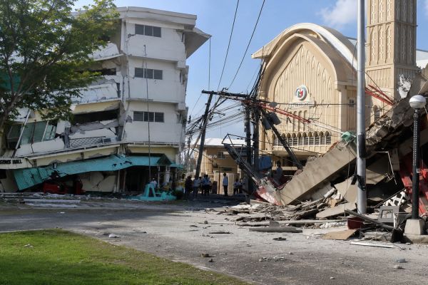 Fuerte sismo de magnitud 7.8 activa alerta de tsunami en Filipinas