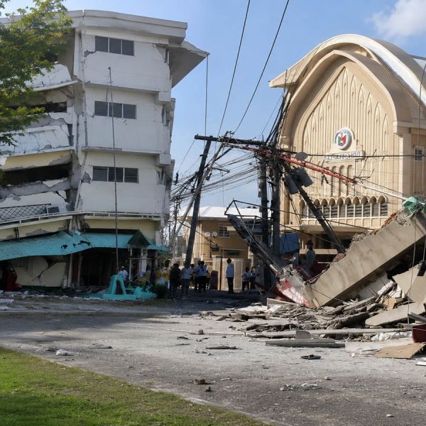 Fuerte sismo de magnitud 7.8 activa alerta de tsunami en Filipinas
