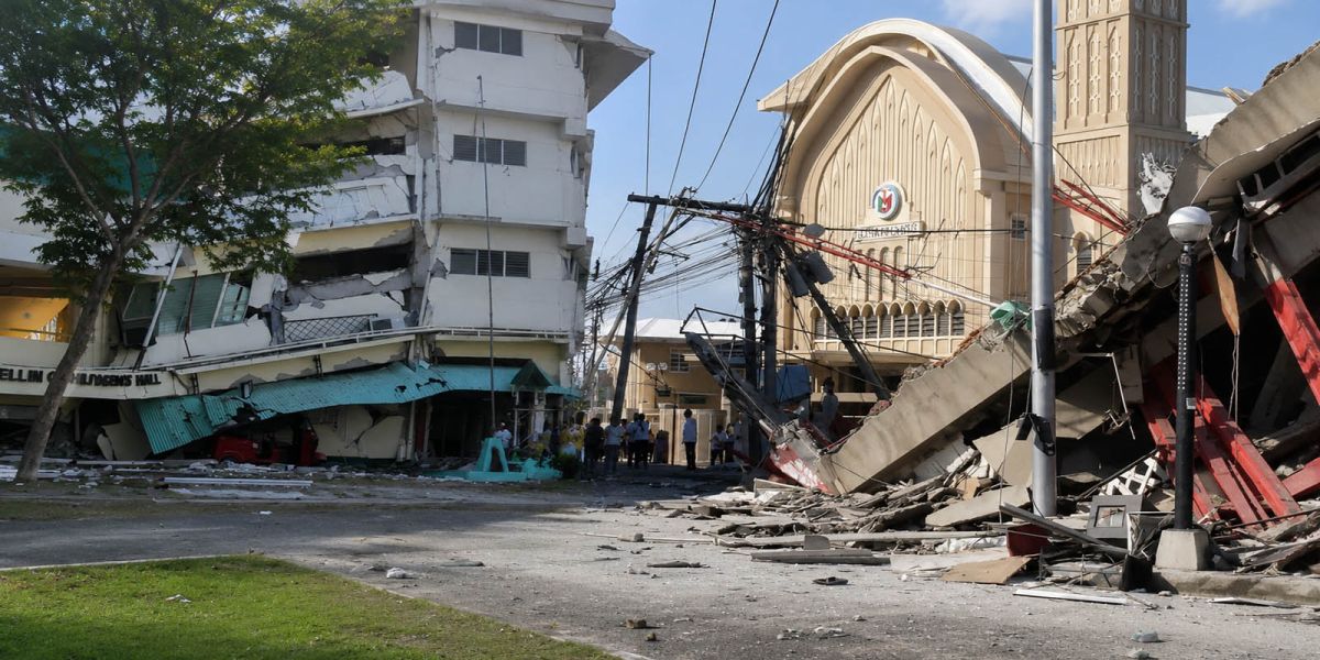 Fuerte sismo de magnitud 7.8 activa alerta de tsunami en Filipinas