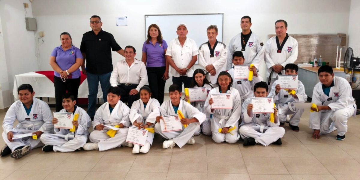 Presentan examen para taekwondoines cintas amarillas
