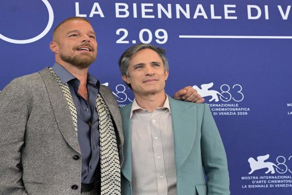Gael García Bernal y Ricky Martin  estrenan ‘Hombre al agua’ en Venecia