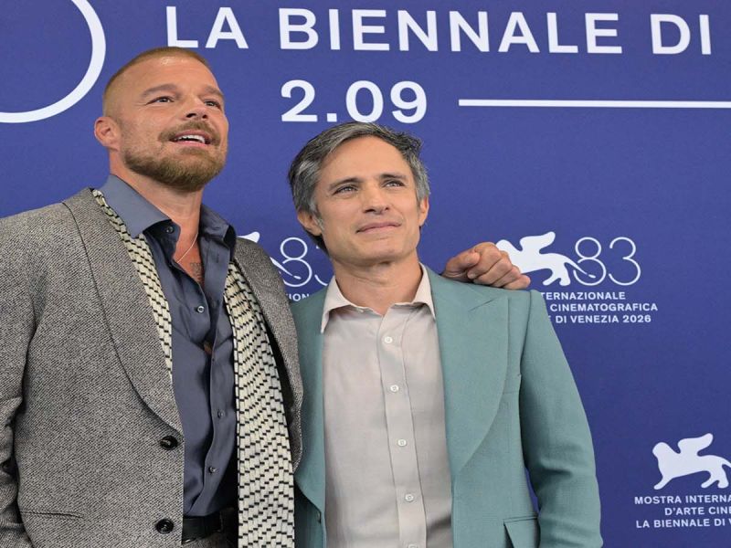 Gael García Bernal y Ricky Martin  estrenan ‘Hombre al agua’ en Venecia