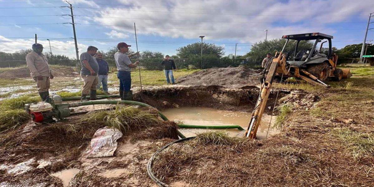 Mega fuga deja sin agua a la mitad de Victoria; en duda el tiempo de repararla