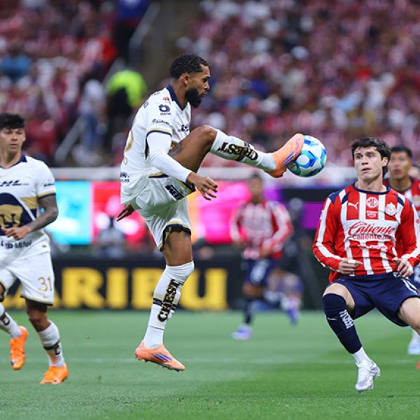Chivas empata con Pumas y mantiene invicto en casa