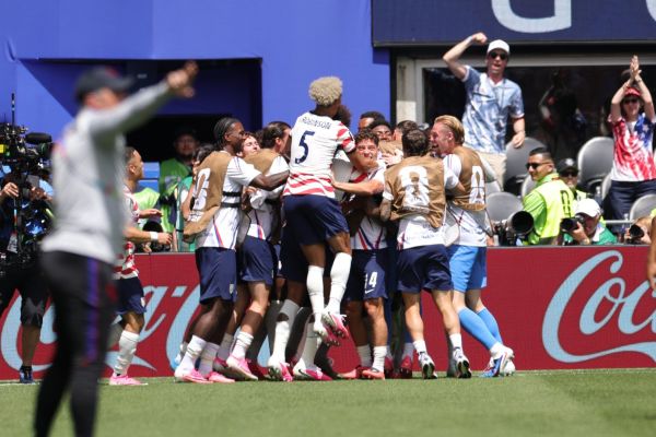 Vence Estados Unidos a Australia y amarra su pase a la siguiente ronda
