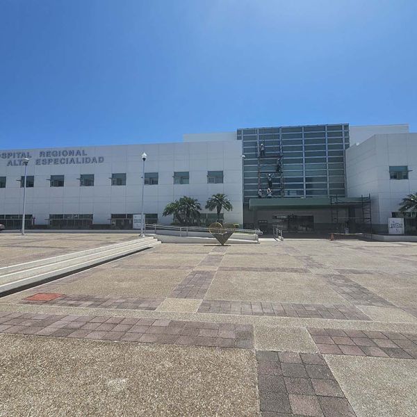 Crisis en el HRAE; trabajadores compran insumos para atender a pacientes