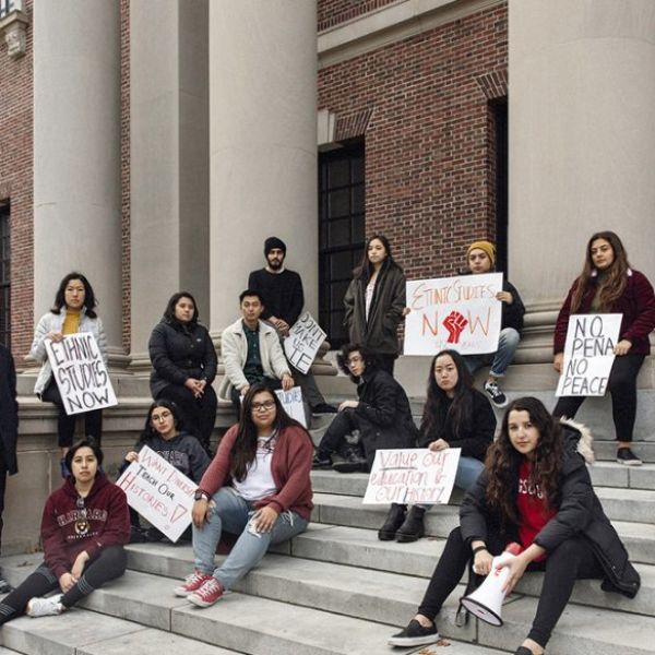 Harvard elimina oficinas de diversidad tras presiones de Trump