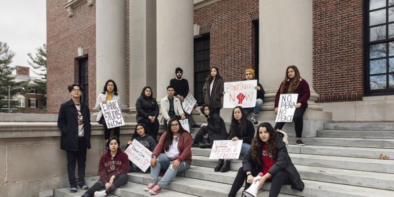 Harvard elimina oficinas de diversidad tras presiones de Trump