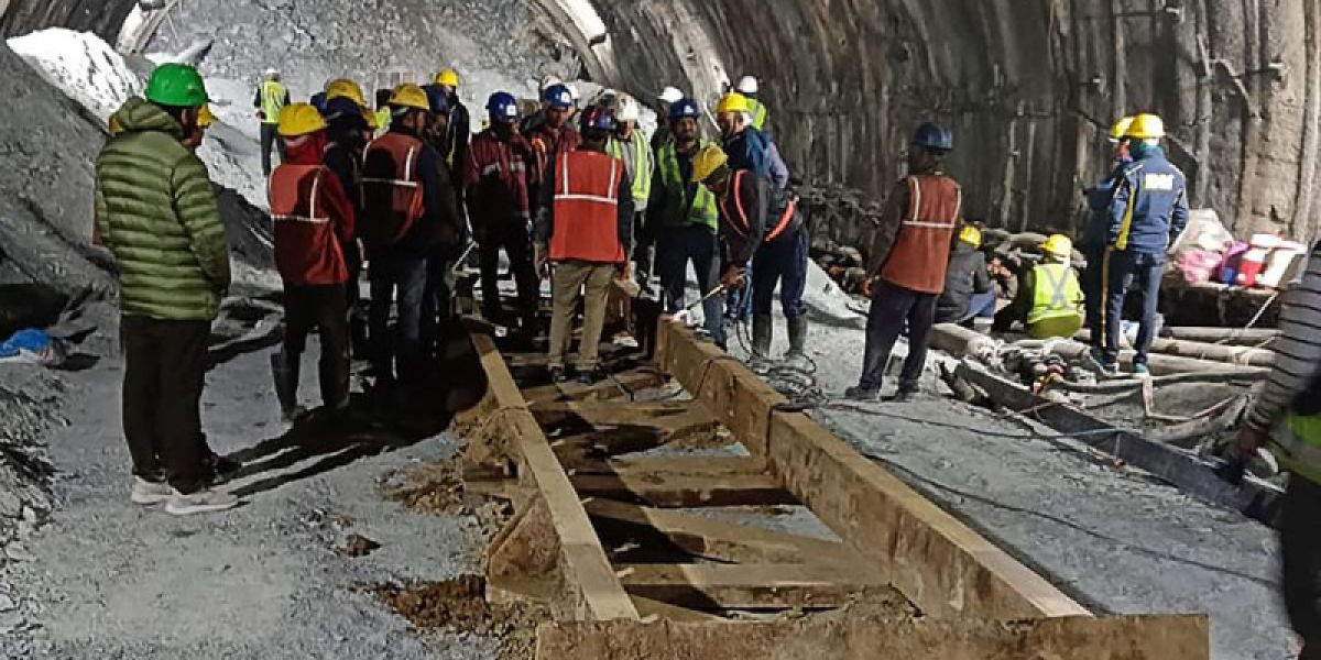 Siguen labores de rescate para salvar a 40 obreros atrapados en un túnel en India