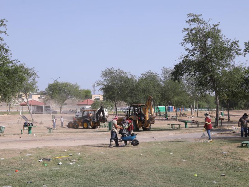 Gobierno de Nuevo Laredo activa intensa jornada de limpieza en parques, plazas y pies mojados