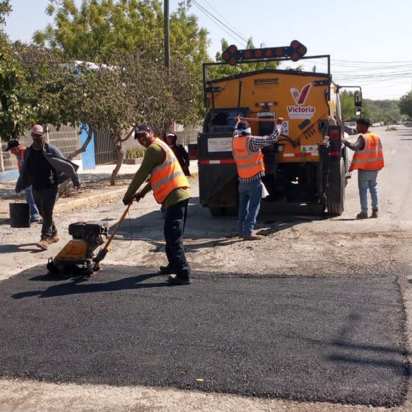 El programa de bacheo permanente sigue sin interrupción mejorando vialidades.