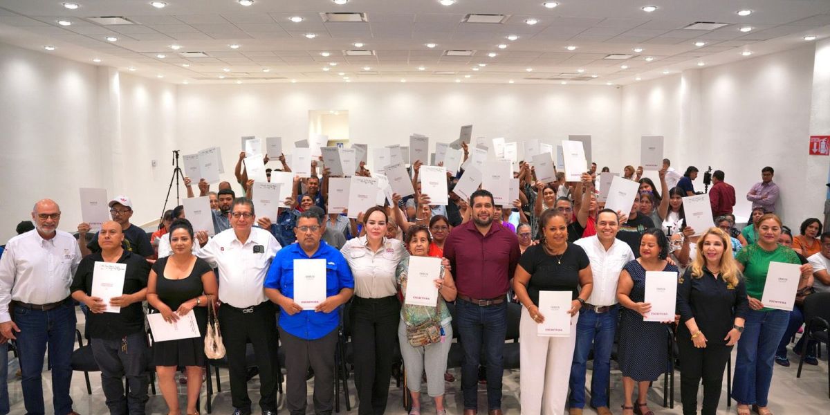 Gobierno federal estatal y municipal aseguran patrimonio de 100 familias con entrega de escrituras