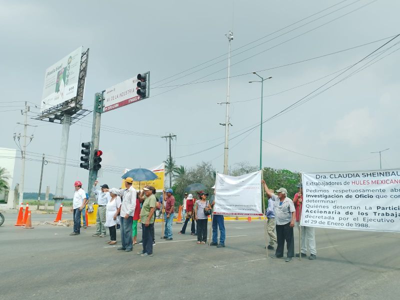 Nuevamente extrabajadores de Negromex se manifiestan
