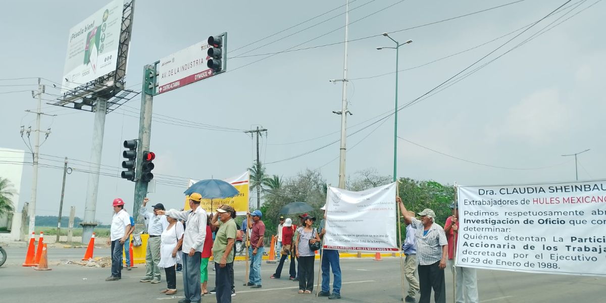 Nuevamente extrabajadores de Negromex se manifiestan