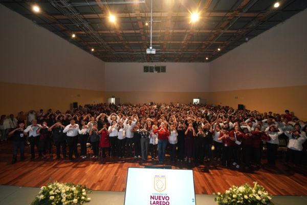 Fortalece gobierno municipal bienestar de familias con entrega de constancias a 448 graduados de talleres de oficio